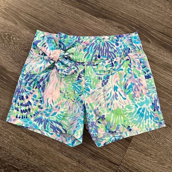 Lilly Pulitzer Kaden Stretch Short Shell of a Party Lilly Bow - Picture 1 of 6
